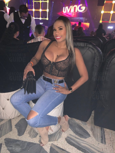 BRUNE SEXY AVEC GROS CUL ET GROS SEINS